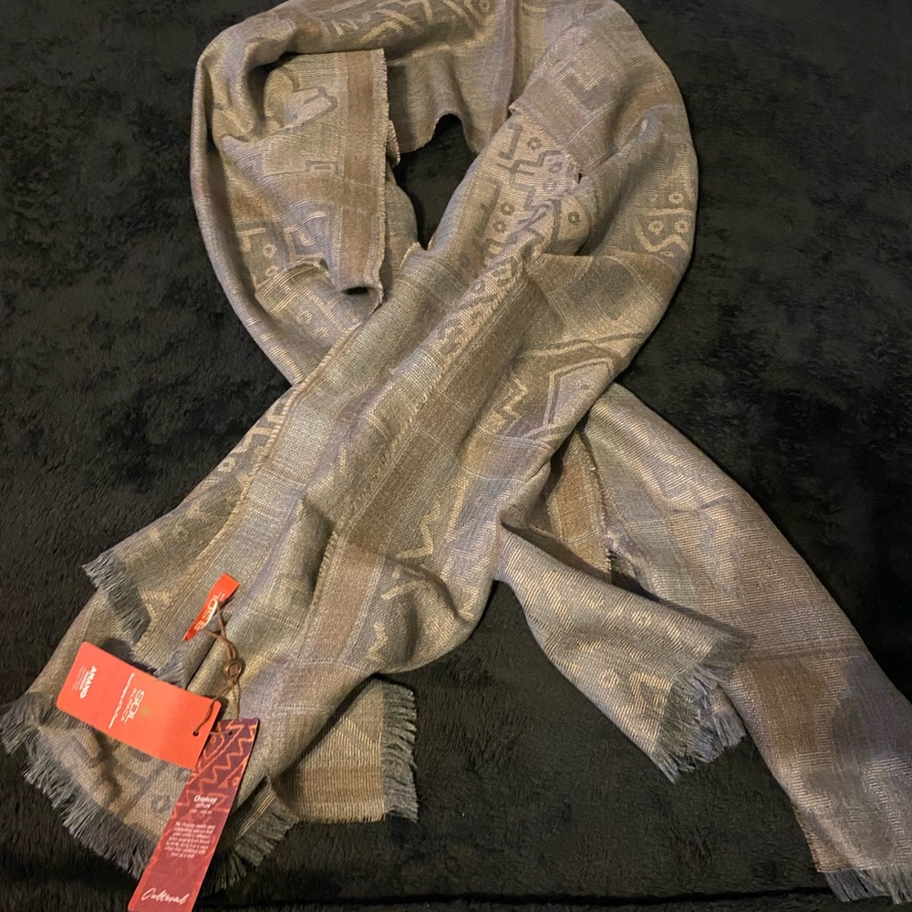 NEW WITH TAGS BEAUTIFUL SCARF